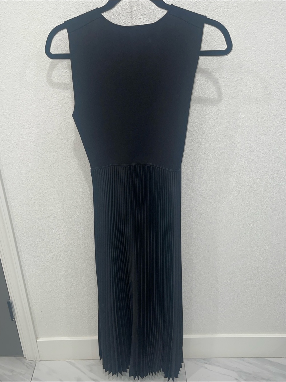 Theory Black Sleeveless Pleated Midi Dress - Picture 6 of 6